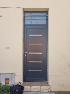 Pose d’une porte d’entrée en menuiserie aluminium à Avignon (84000) - Photo 01