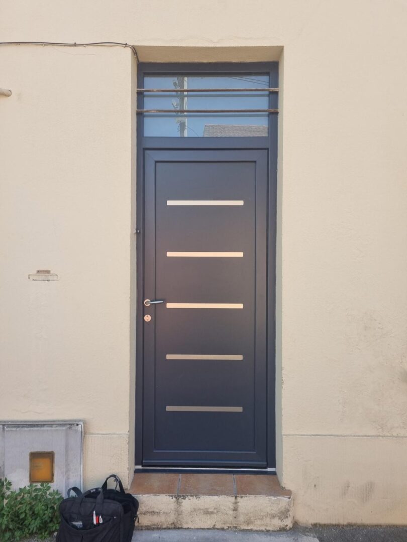 Pose d’une porte d’entrée en menuiserie aluminium à Avignon (84000) - Photo 01