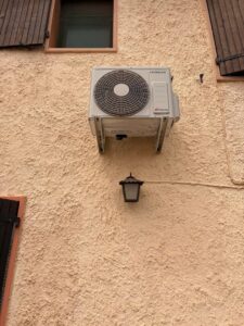 Installation de deux PAC air/air monosplits Hitachi au Thor (84250) - photo 01