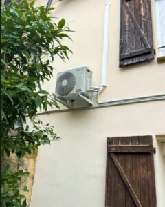 Installation de pompe à chaleur air/air Hitachi à Sauveterre (30150) - Photo 01