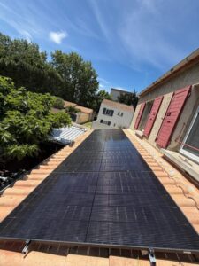 Pose d’un kit panneaux solaires photovoltaïques 5kW en autoconsommation à Sorgues (84700) - Photo 01