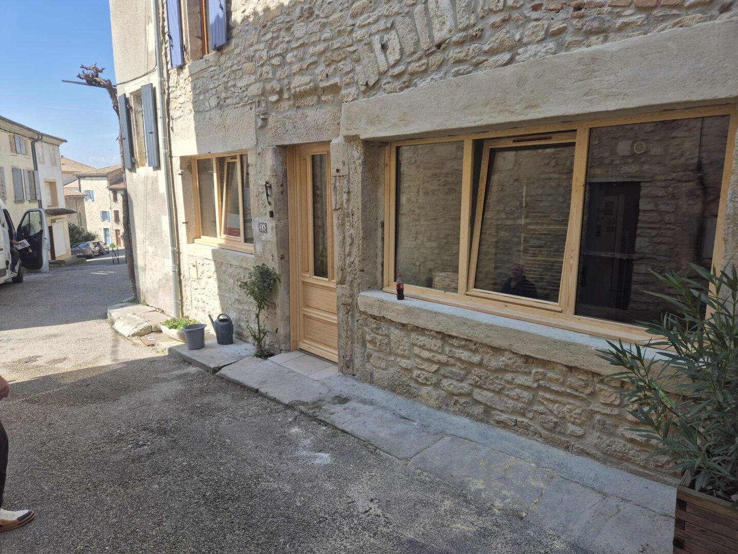 Pose d'une porte d’entrée bois vitrée et fenêtre 3 vantaux oscillo-battant en dépose totale à Taulignan (26770) - Photo 01