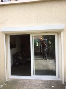 Installation de porte d’entrée PVC, baie coulissante et volet roulant à Cruas (07350) - Photo 01