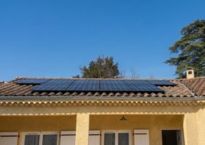 Pose de panneaux photovoltaïques en autoconsommation à Vallon-pont-d'arc (07150) - Photo 01