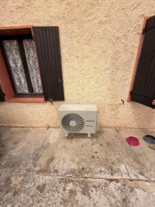 Installation de deux PAC air/air monosplits Hitachi au Thor (84250) - photo 02