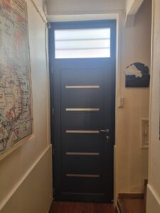 Pose d’une porte d’entrée en menuiserie aluminium à Avignon (84000) - Photo 02