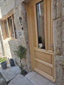 Pose d'une porte d’entrée bois vitrée et fenêtre 3 vantaux oscillo-battant en dépose totale à Taulignan (26770) - Photo 02