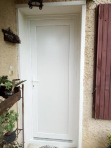 Installation de porte d’entrée PVC, baie coulissante et volet roulant à Cruas (07350) - Photo 02